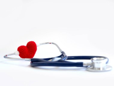 Kırmızı kalbi steteskop beyaz arka plan (izole arka plan) kullanarak. Sevgi ve bakım hasta tarafından kalp kavramı. Kopya alanı metin ve içeriği için