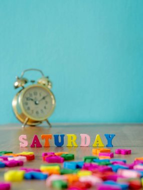 Renkli ahşap kelime Cumartesi ahşap masa ve vintage alarm 