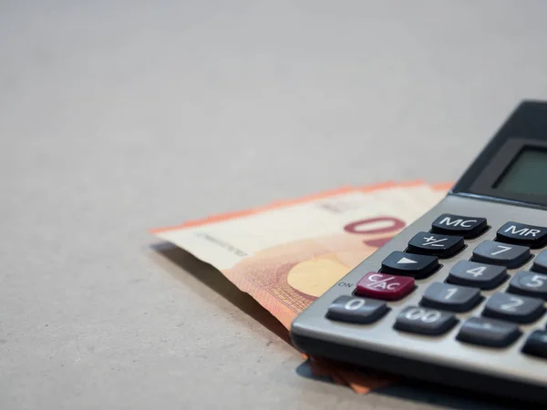 Der Taschenrechner Auf Dem Zehn Euro Schein Auf Dem Tisch — Stockfoto