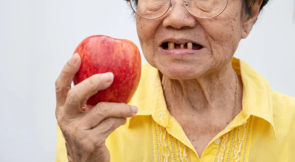 Стара Жінка Носить Окуляри Зубів Намагається Їсти Червоні Яблука Концепція — стокове фото