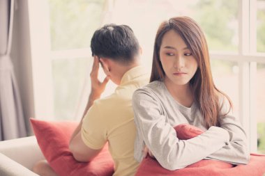 Mutsuz çift kanepede yan yana oturuyor ve konuşmaktan ya da bakmaktan kaçınıyor ilişki sorunları, yanlış anlaşılma ya da anlaşmazlık yüzünden. Aile sorunları kavramı