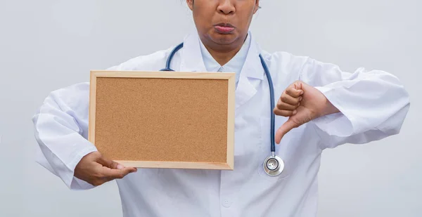 白衣を着たプロの女医が白地と白地の板と親指を切り落とした医療 医学の概念 — ストック写真