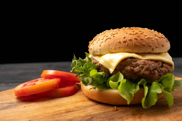 Čerstvý Chutný Domácí Hamburger Čerstvou Zeleninou Hlávkovým Salátem Rajčaty Sýrem — Stock fotografie