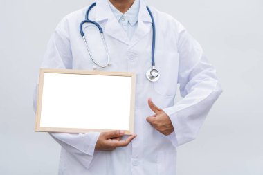 Beyaz önlüklü, beyaz önlüklü, beyaz tenli, beyaz, boş tahtası olan uzman bir doktor. Sağlık, bilim ve tıp kavramı