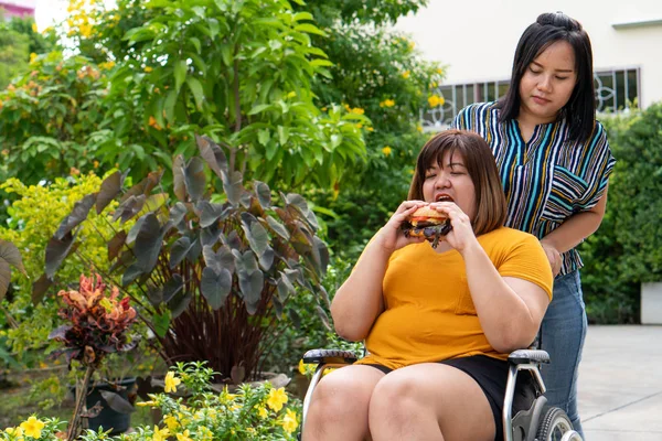Mujer Con Sobrepeso Está Una Silla Ruedas Estar Comiendo Una — Foto de Stock