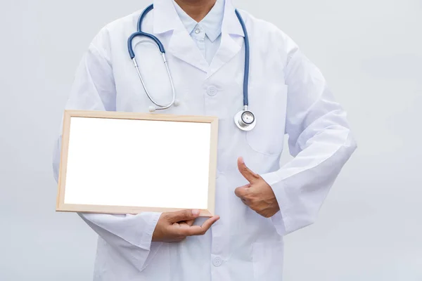 穿着白衣的职业医生 背景是白色的 背景是白色的 上面有白板和拇指 科学和医学概念 — 图库照片