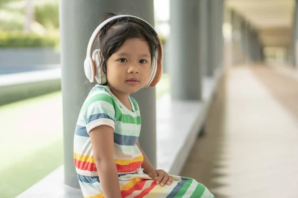 Muy Agradable Niña Encantadora Escuchar Música Usando Auriculares Estaba Cómodamente —  Fotos de Stock