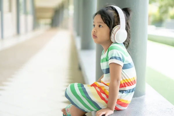 Muy Agradable Niña Encantadora Escuchar Música Usando Auriculares Estaba Cómodamente —  Fotos de Stock