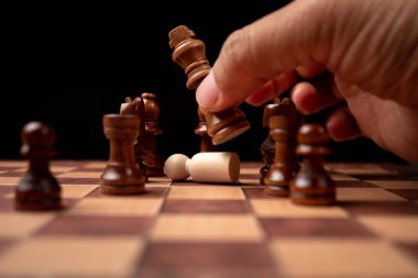 Yarışmada başarılı bir satranç figürü olan kendine güvenen işadamlarının ellerini kapatın. Satranç, geliştirme analizi, strateji ve plandır. Yönetim ya da liderlik kavramı..