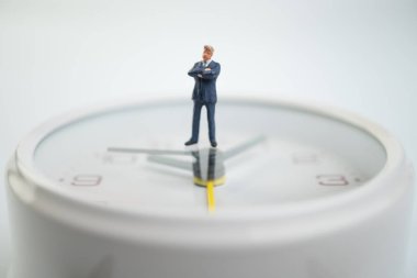 Şekil işadamları düşünme ve saat yüzünde zaman gösteren beyaz saat yüzünde ayakta. Zaman yönetimi kavramı.