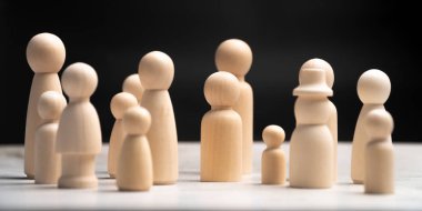 Bir sürü tahta insan figürü, ayakta duran kadın ve erkek. İnsan kaynakları, yetenek yönetimi, işe alım çalışanı kavramı
