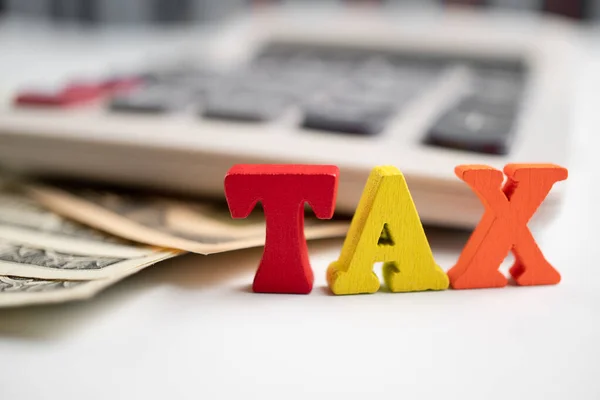 Banknotlar Hesap Makineleri Kitaplıklar Için Ahşap Vergiler Vergi Ödemesi Yardım — Stok fotoğraf