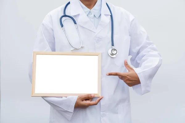 Profesjonalna Lekarka Białym Płaszczu Białym Izolowanym Tle Wskazująca Białą Tablicę — Zdjęcie stockowe