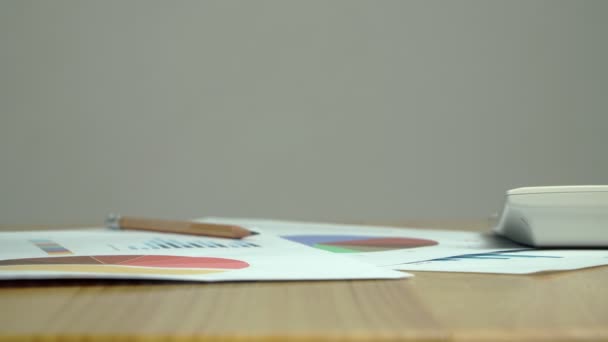 Hand man holding a coffee cup and put it down on the Annual report on coffee cup have a sticky note that says take a break. The concept of encouragement for colleagues — Stock Video