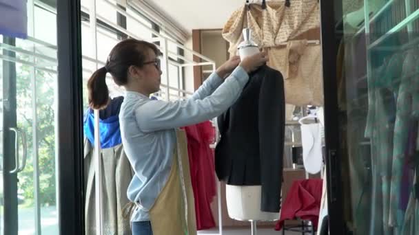 Joyeux Jeune Couturière Asiatique Créateur Mode Vérifie Achèvement Costume Robe — Video