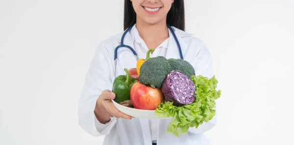 新鮮な果物 オレンジ 緑のリンゴ を保持し クリニックで笑顔医師や栄養士 健康的な食事健康のための処方箋としての栄養食品の概念 果物は薬です — ストック写真