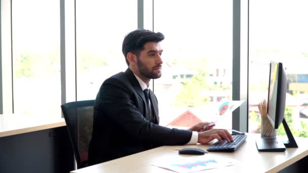 Szczęśliwy Młody Profesjonalny Biznesmen Siedzący Biurze Pracujący Przeglądający Monitory Komputerowe — Wideo stockowe