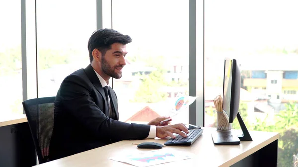 Ofiste Oturan Çalışan Işyerindeki Bilgisayar Monitörlerine Belgelere Bakan Genç Mutlu — Stok fotoğraf