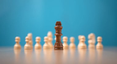 Beyaz satrancın önünde duran Kral Brown, yeni bir girişim kavramı iş oyunlarında kazanmak için cesaret, liderlik ve iş vizyonuna sahip olmalıdır.