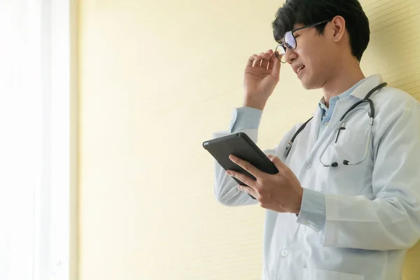 Młodzi Azjatyccy Lekarze Stosujący Tabletki Celu Sprawdzenia Danych Informacji Badania — Zdjęcie stockowe