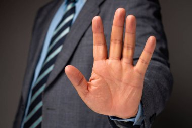 Dünya krizine yeni yatırım yapılmaması için profesyonel uyarı kavramı el işaretini gösteriyor.