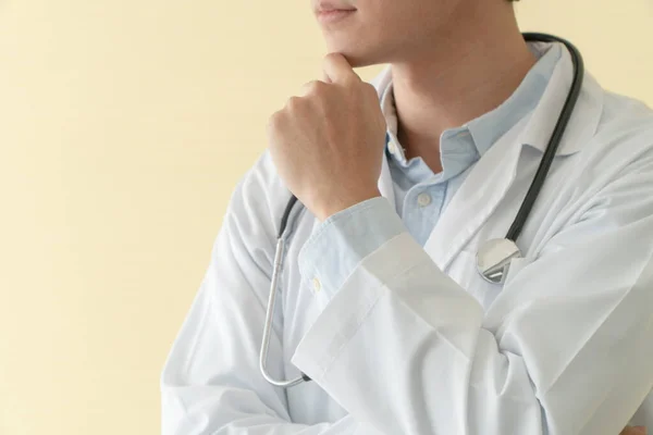 Retrato Jovem Médico Asiático Com Braços Cruzados Segurando Estetoscópio Volta — Fotografia de Stock