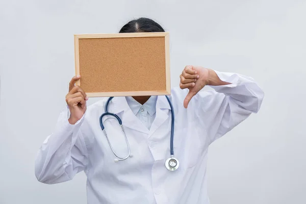 Profissional Médico Feminino Casaco Branco Sobre Fundo Isolado Branco Placa — Fotografia de Stock