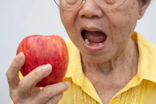 Стара Жінка Носить Окуляри Зубів Намагається Їсти Червоні Яблука Концепція — стокове фото