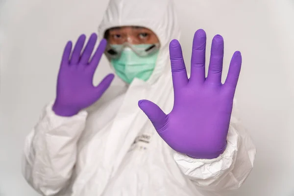 Médicos Trajes Proteção Máscaras Estão Mostrando Gestos Stop Hands Para — Fotografia de Stock