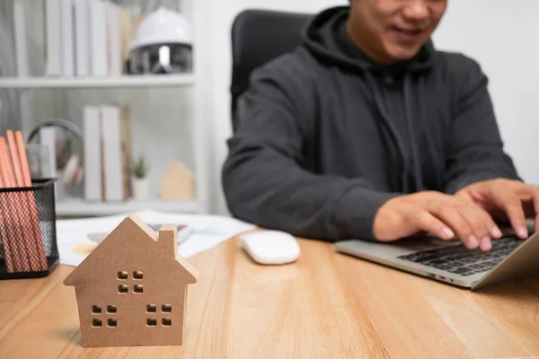 Foco Seletivo Casa Madeira Empresário Sorridente Digitando Computador Para Enviar — Fotografia de Stock