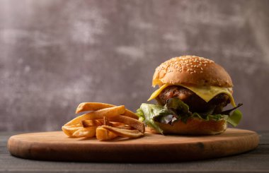 Taze sebzeli, marullu, domatesli, patates kızartmalı taze ev yapımı hamburger. Metin için boş alan