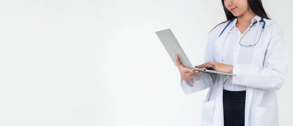 Kobieta Lekarz Lub Lekarz Posiadający Laptop Sprawdzania Stanu Zdrowia Pacjenta — Zdjęcie stockowe