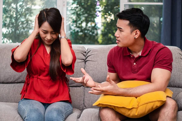 Mutsuz çift koltukta yan yana oturuyor ve konuşmaktan veya tartışmaktan kaçınıyor ilişki sorunları, yanlış anlaşılma ya da anlaşmazlık yaşıyor. Aile sorunları kavramı