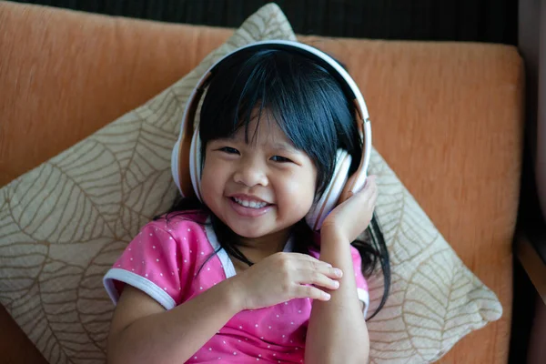 Feliz Chica Asiática Sonriendo Disfruta Escuchando Música Los Auriculares Sofá —  Fotos de Stock