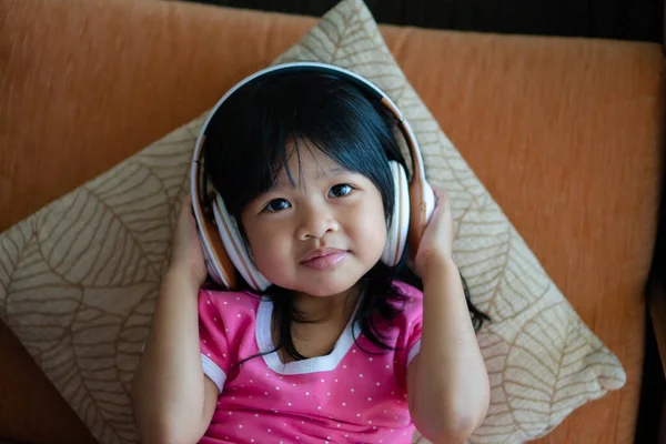 Feliz Chica Asiática Sonriendo Disfruta Escuchando Música Los Auriculares Sofá —  Fotos de Stock