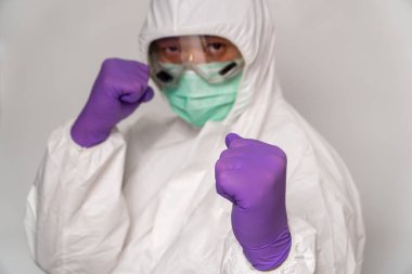 Koruyucu giysili ve maskeli doktorlar virüs salgınına, Coronavirus 'un (COVID-19) tüm dünyaya yayılmasına karşı savaşmaya hazırlanıyorlar. Evde kal. Virüsü yaymayı bırak..
