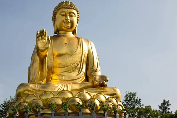 Buda de oro con fondo cielo — Foto de Stock