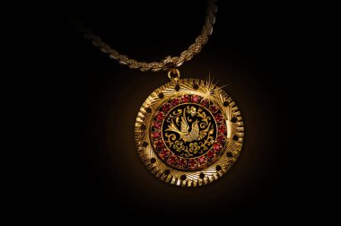 Siyah izole kuş işareti ile altın kolye