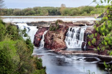 Şelale dağ manzara mavi gökyüzü altında