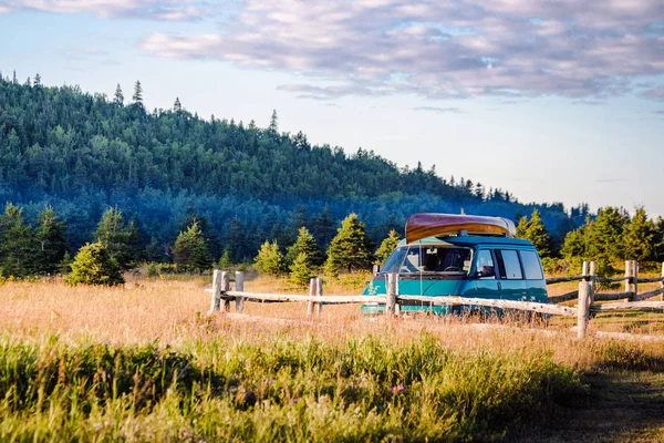 Відпустка літня сімейна поїздка фургона і каное на заході сонця — стокове фото