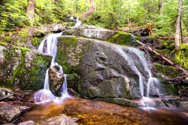 Küçük şelale kaya manzaraya uzun pozlama