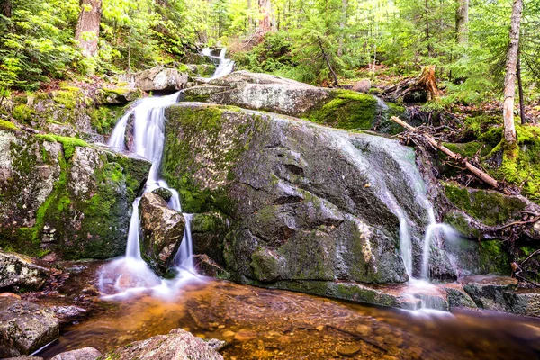 Küçük şelale kaya manzaraya uzun pozlama
