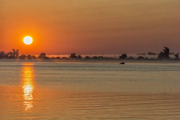 Hermoso amanecer en el río — Foto de Stock