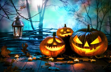 Halloween pumpkins Wood gece korkunç orman önünde