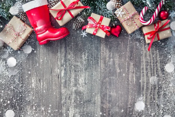 Fondo de Navidad con decoraciones y cajas de regalo — Foto de Stock