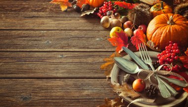 Düşen yapraklar ve meyve vintage pla ile sonbahar arka plan