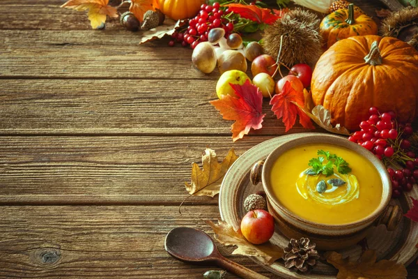 Thanksgiving autumn background with pumpkin soup — Stock fotografie