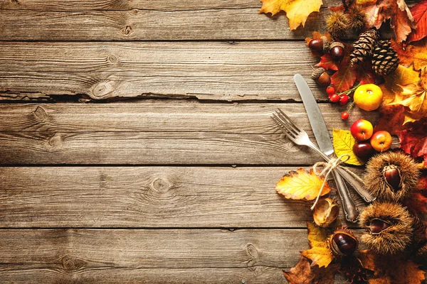 Fondo autunnale del Ringraziamento con argenteria vintage — Foto Stock