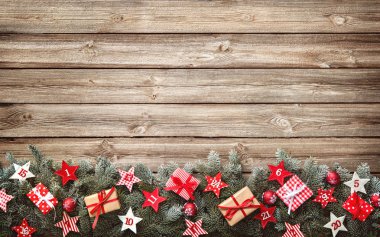 Köknar ağacı dalları advent takvimi yıldız ve hediye kutuları ile