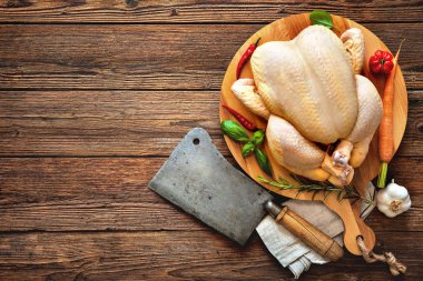 Satır ve baharat ile çiğ tavuk